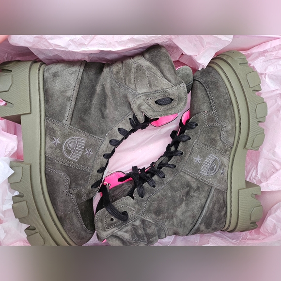 Stylish Gray Combat Boots with Pink Accents - Picture 1 of 6
